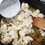 gulasz z kalafiora po indyjsku w trakcie gotowania