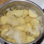w garnku gotują się ziemniaki