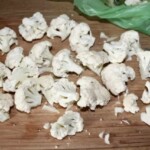 różyczki kalafiora leża na desce kuchennej