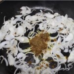 na patelni smaży się cebula pokrojona w piórka