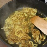 na patelni smaży się cebula pokrojona w piórka