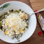 hekele pasta śledziowa i sałatka w trakcie przygotowania