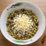 hekele pasta śledziowa i sałatka w trakcie przygotowania