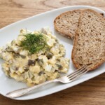 hekele pasta śledziowa i sałatka podana z pieczywem