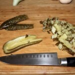 ogórki kiszone krojone są na desce kuchennej