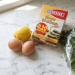 cytryna i dwa jajka składniki potrzebne do przygotowaniu sosu avgolemono