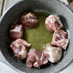 kawałki jagnięciny smażą się na patelni