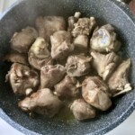 kawałki jagnięciny smażą się na patelni