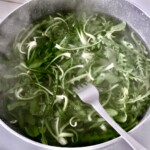 ugotowana i odcedzona cykoria stamnagathiw