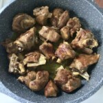 duszone kawałki jagnięciny na patelni