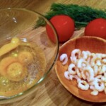 Jajecznica z krewetkami koktajlowymi i pomidorami