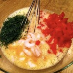 Jajecznica z krewetkami koktajlowymi i pomidorami