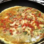 Jajecznica z krewetkami koktajlowymi i pomidorami