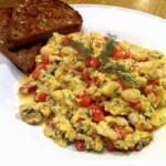 Jajecznica z krewetkami koktajlowymi i pomidorami