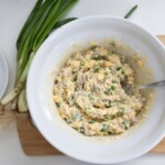 w misce znajduje się pasta do faszerowania jajek zrobiona z żółtek jajek, dymki oraz filecików anchois