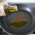 na patelnię wlewana jest oliwa