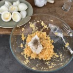 Jajka z chrzanem podczas przygotowania