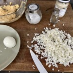 posiekane drobno białka ugotowanych jajek