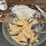 Jajka z chrzanem podczas przygotowania