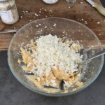 Jajka z chrzanem podczas przygotowania