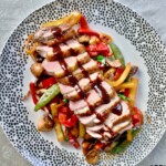 kaczka po chińsku z warzywami na talerzu