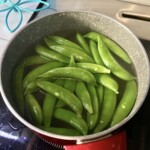 w garnku gotuje się groszek cukrowy