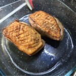 przesmażone kacze piersi w szklanym naczyniu