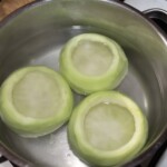 wydrążone kalarepy gotują się w garnku z wodą