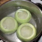 trzy wydrążone kalarepki w garnku