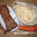 Kapuśniak na żeberkach wędzonych z ziemniakami