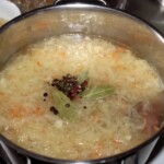 Kapuśniak na żeberkach wędzonych z ziemniakami