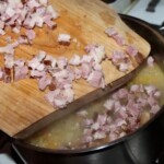 dodawanie pokrojonego w kostkę boczku do kapuśniaku