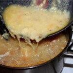 wlewanie zasmażki do kapuśniaku