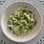 młoda kapusta zasmażana w misce