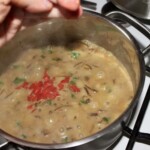 sos ze świeżych grzybów w garnku