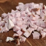 pokrojona w drobną kostkę szynka na desce kuchennej
