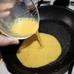 masa jajeczna wlewana na patelnię