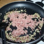 na patelni smaży się mięso mielone z cebulą drobno siekaną