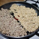 na patelni smaży się mięso mielone i kasza jęczmienna