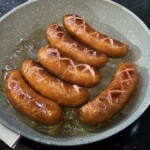 na patelni smażą się laseczki kiełbasy śląskiej