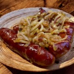 kiełbasa smażona z cebulą na talerzu