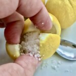 wsypywanie soli morskiej do naciętej cytryny