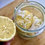 cytryny zasypane solą morską w słoiczku