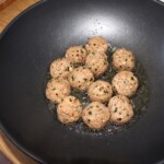 klopsiki z tofu wędzonego smażą się w woku
