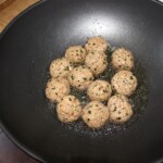 na patelni smażą się klopsiki z tofu