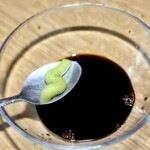 przygotowani sosu do klopsików z tofu wędzonego