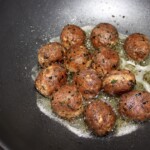 na patelni smażą się klopsiki z tofu