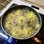 Klopsiki z cukinii z fetą i świeżą miętą