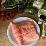 filert z łososia na blacie kuchennym