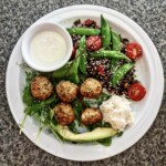 Klopsy z łososia z dzikim ryżem i groszkiem